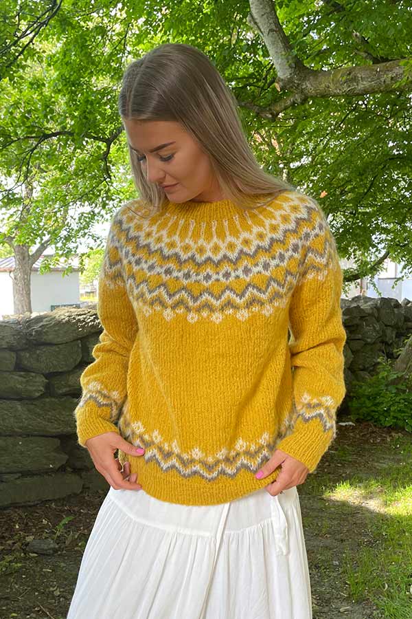 101-05 Dolomitt sweater gul