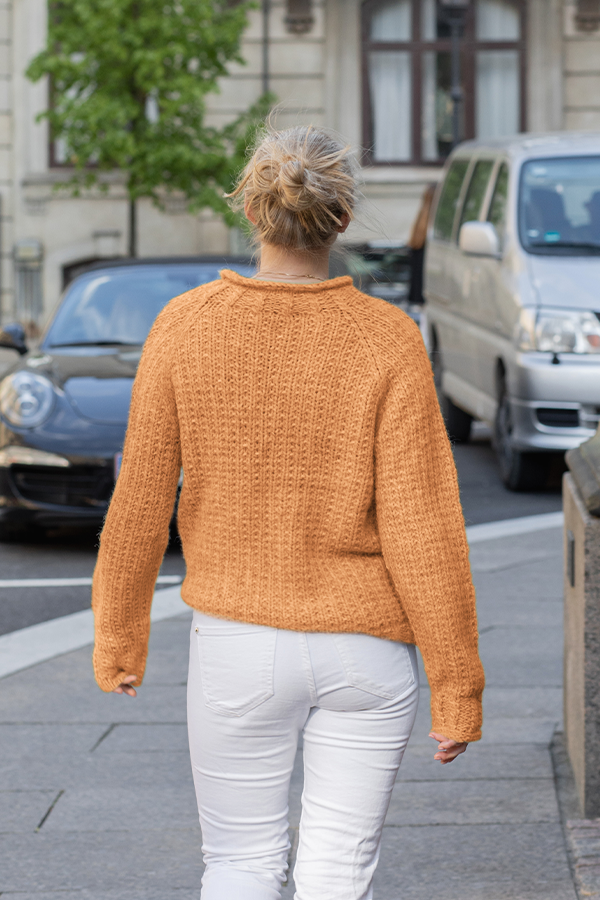 102-07 Lyra sweater safrangul