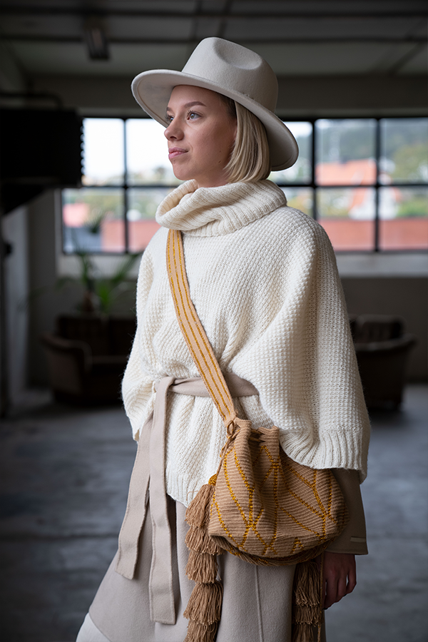 105-11 Florence poncho & halstube