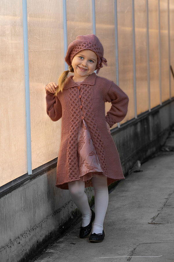 1825-1 Fia kåbe og hue brunrød