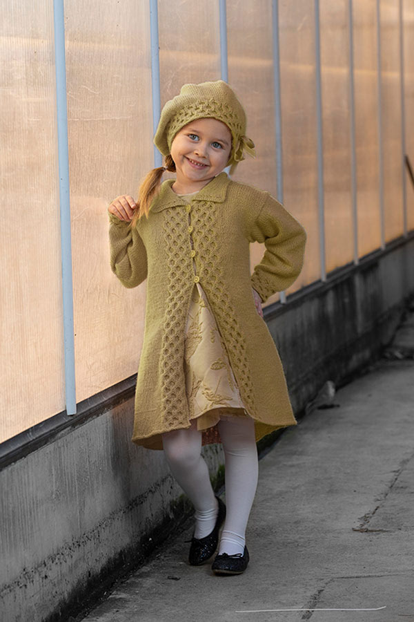 1825-1 Fia kåbe og hue gulgrøn