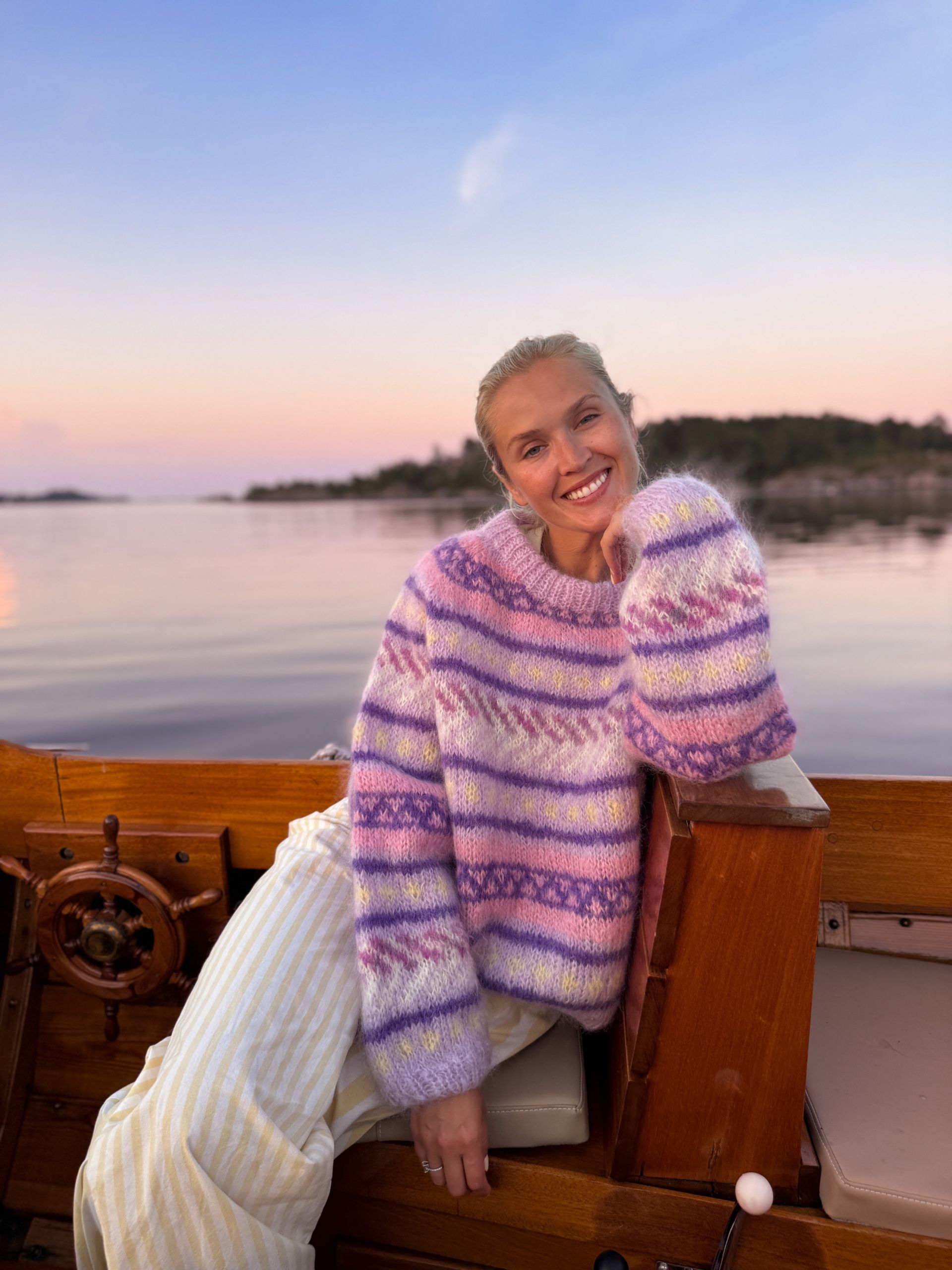 IR 02-05b Hanami raglansweater (Påfugl in Paris)