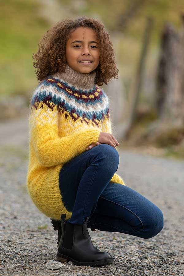 2026-4 Nova sweater og hue gul