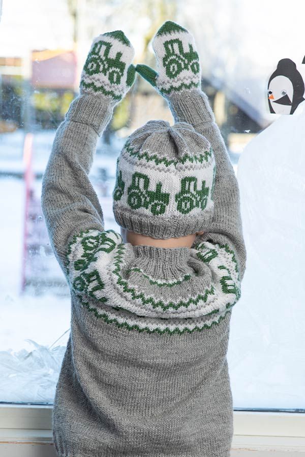 2110-6b Traktor lue og votter lys grå