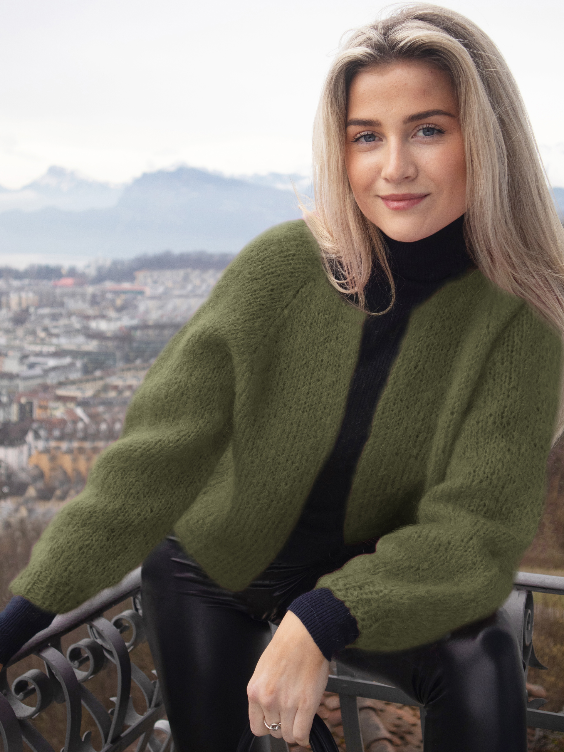 24-06e Dandelion jakke mørk oliven