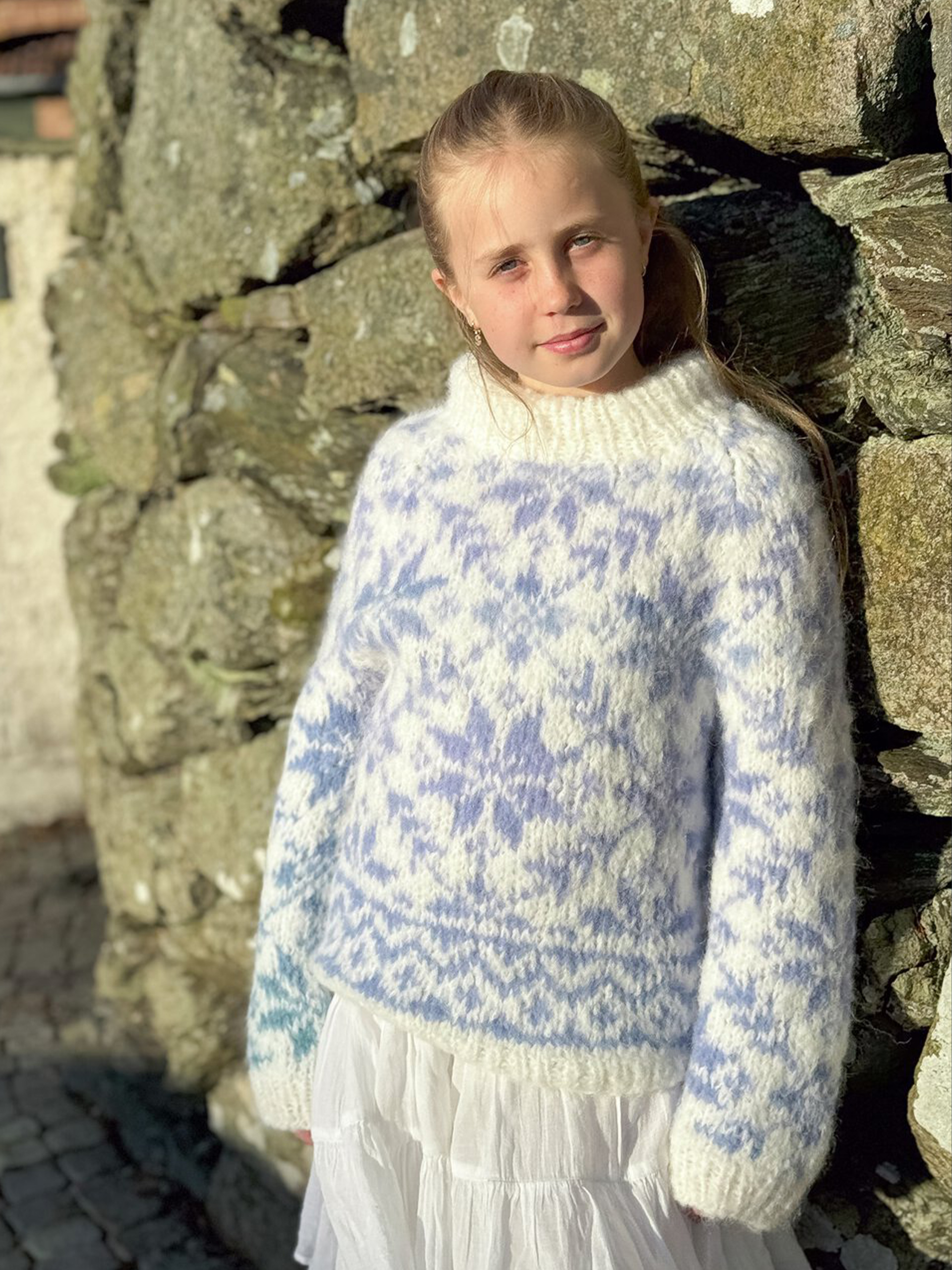 24-30b Carly børnetrøje (Mohair + Caness) M/ læderpatch