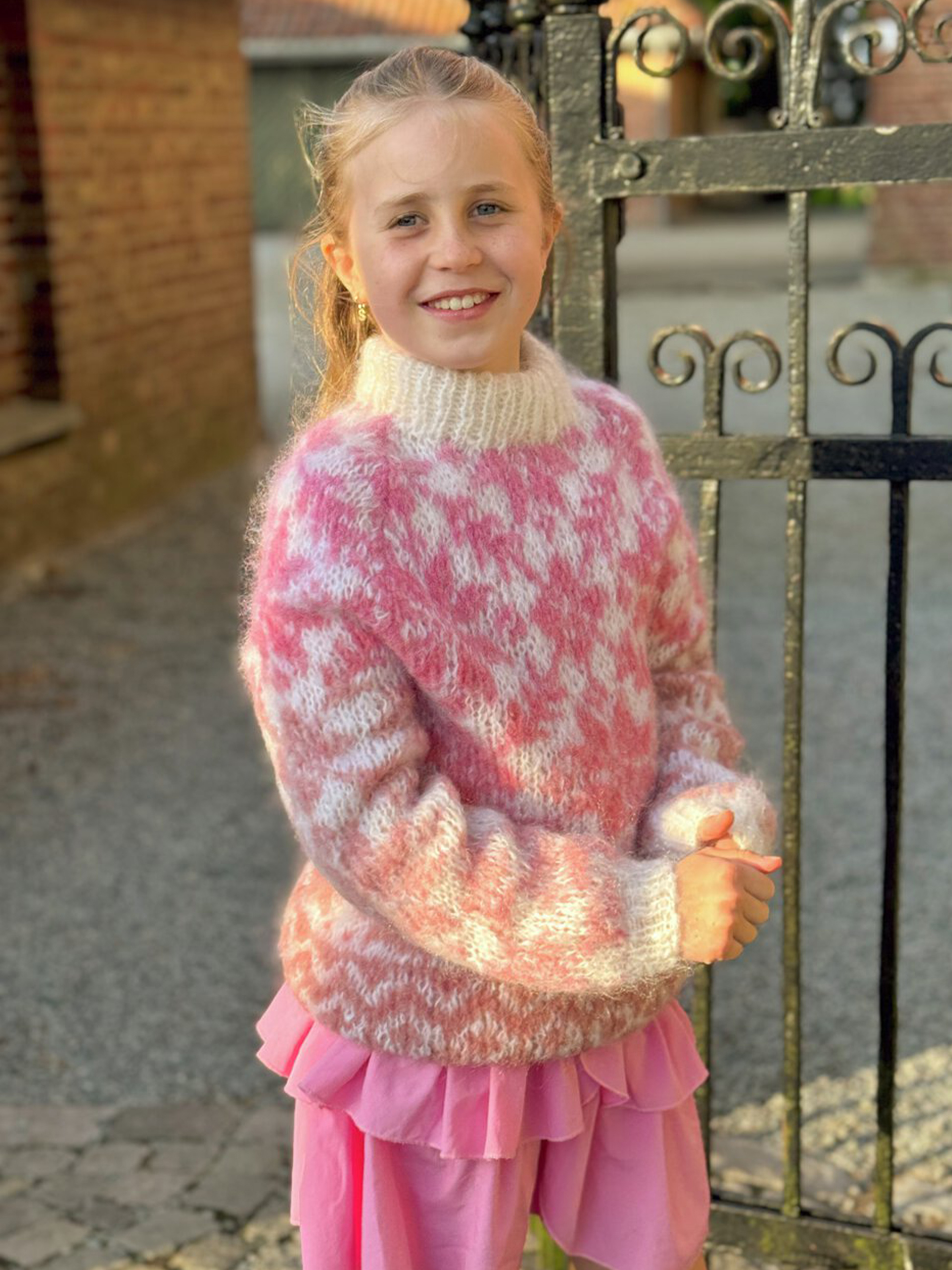 24-32b Carly børnetrøje (Mohair + Caness) M/ læderpatch