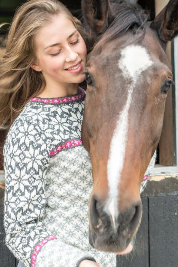 30-02 Snefug Sweater