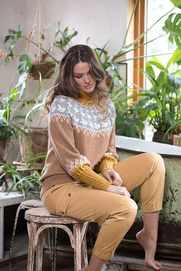 407-13 Birds in flight lang sweater kamel