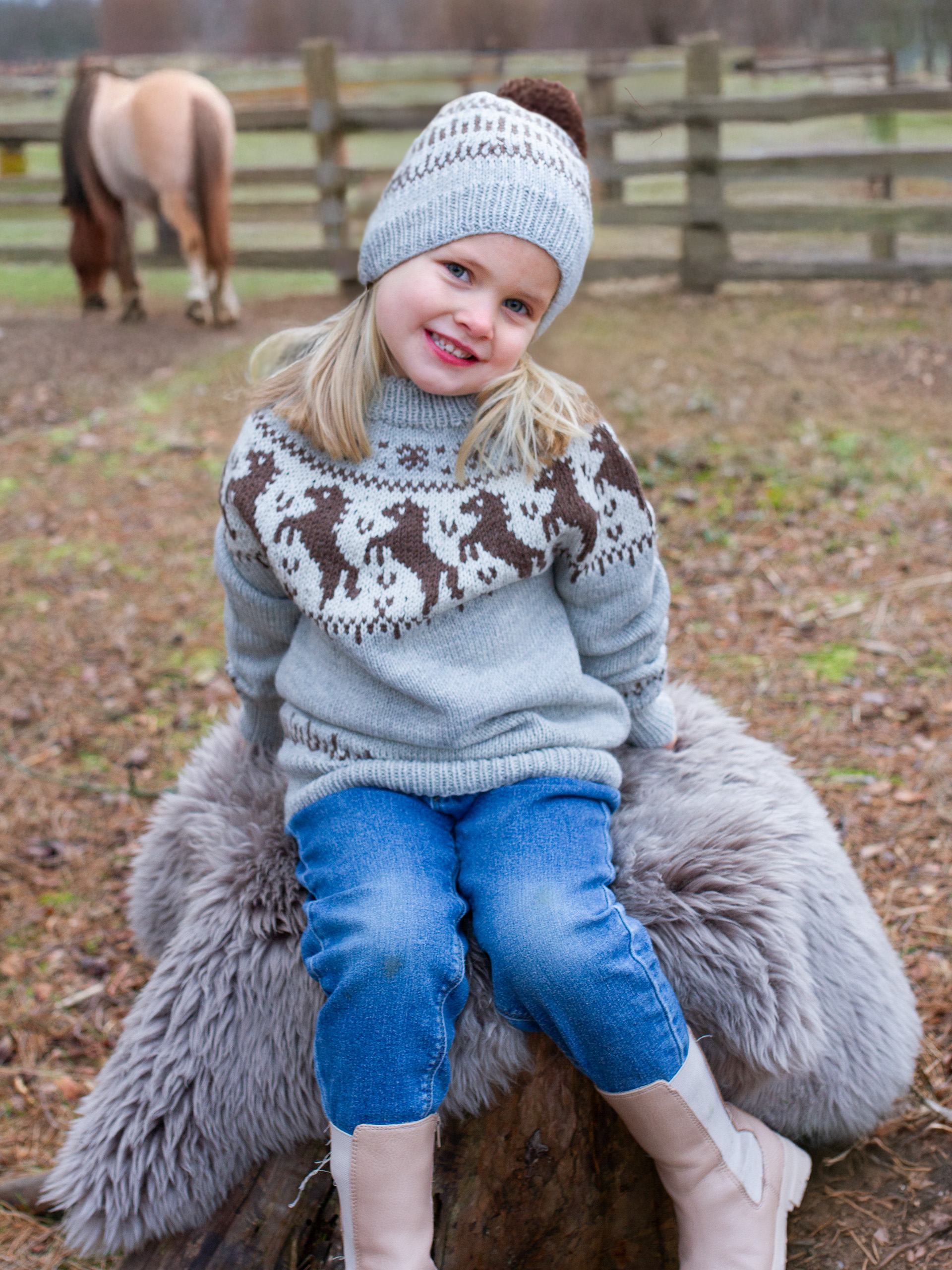 521K-02 BLAKKEN blusen og hue mini