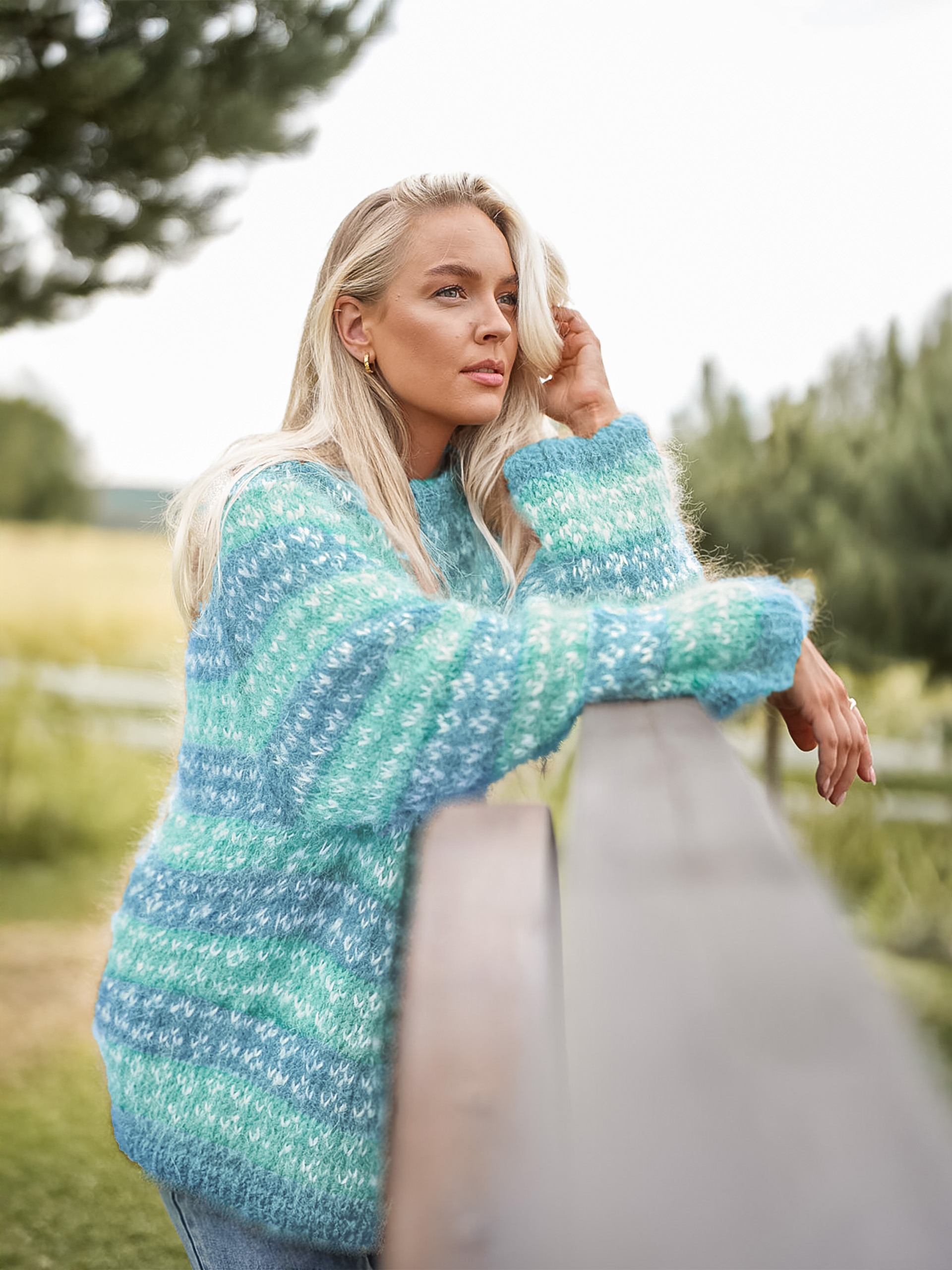 523V-01s Blome genser vol.2 karibisk blå