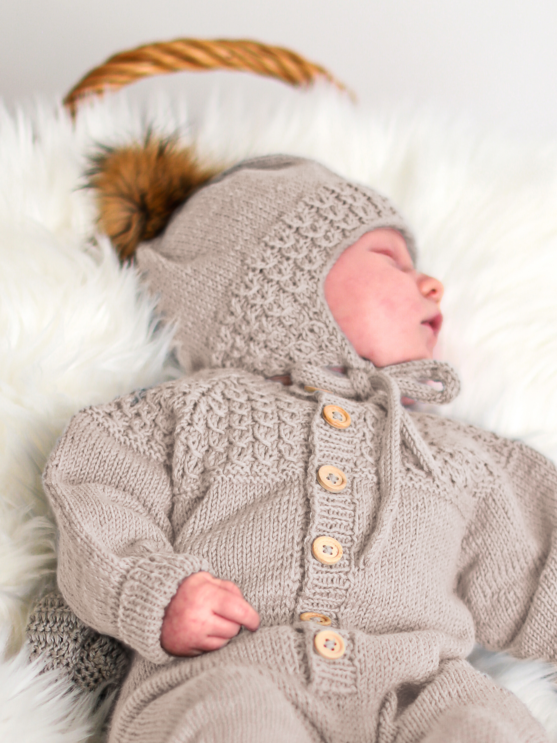 Bysse hue med dusk og sokker beige