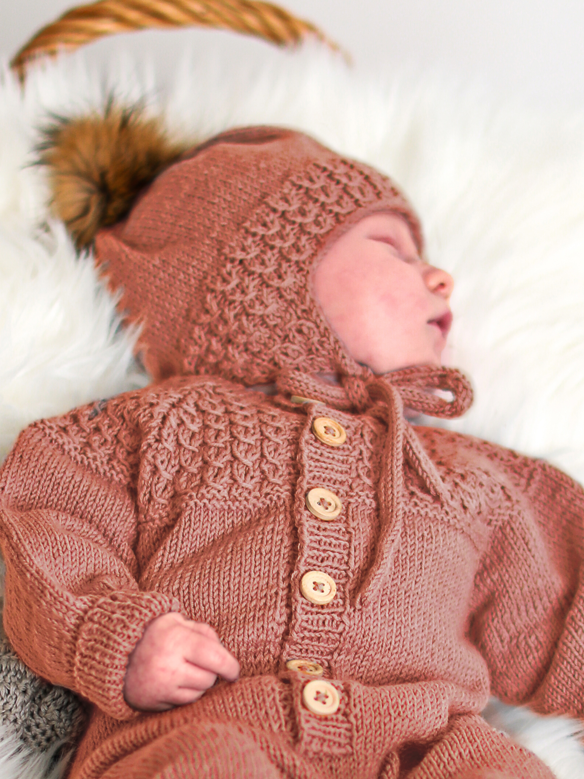 Bysse hue med dusk og sokker lakserosa