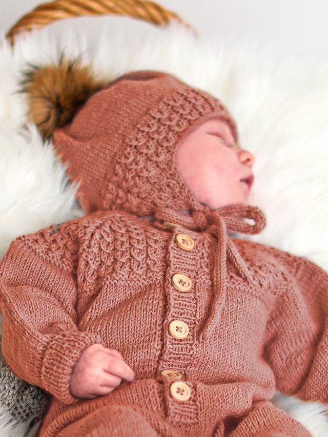 Bysse hue med dusk og sokker lakserosa