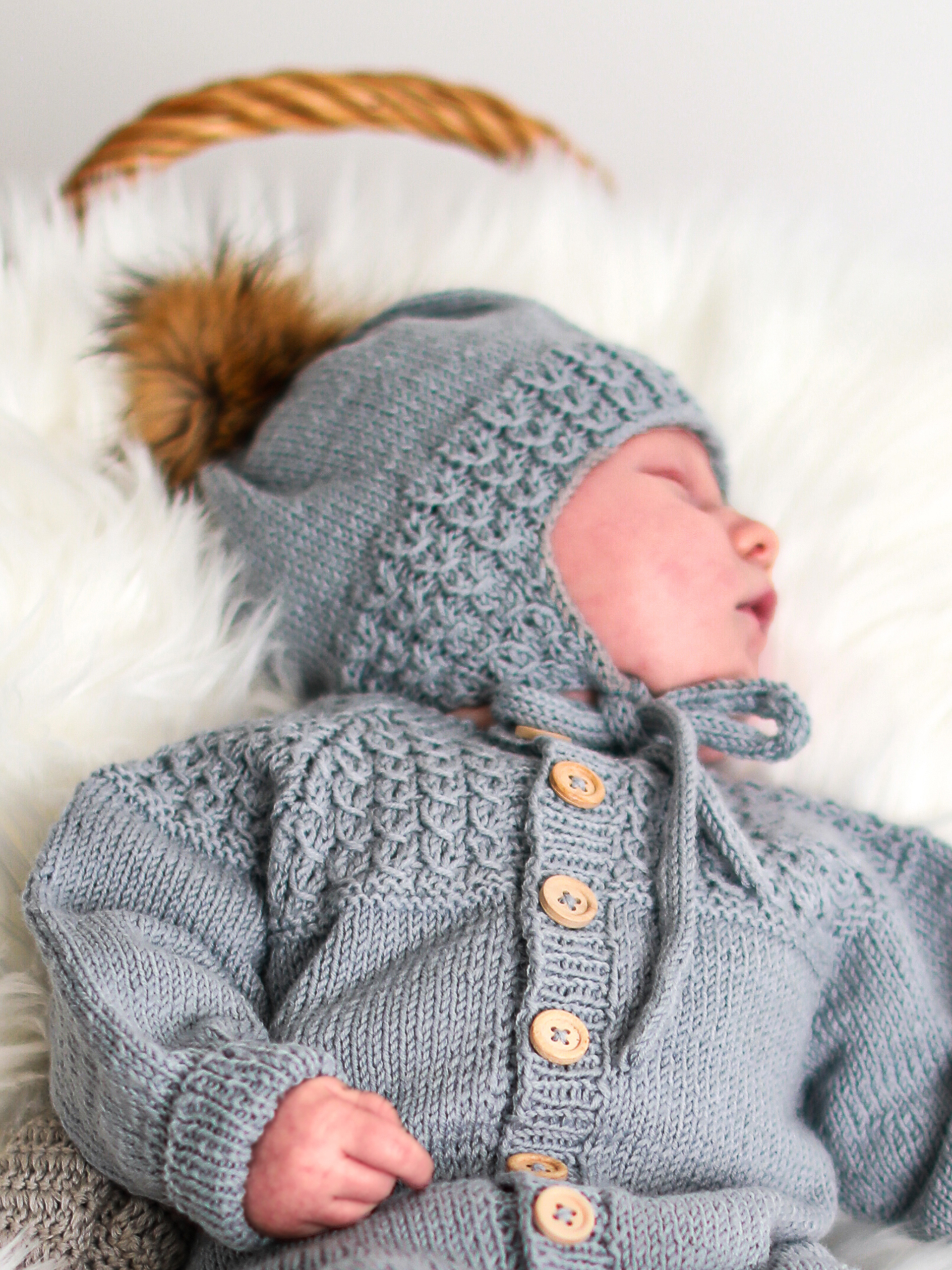 Bysse hue med dusk og sokker lys blågrå