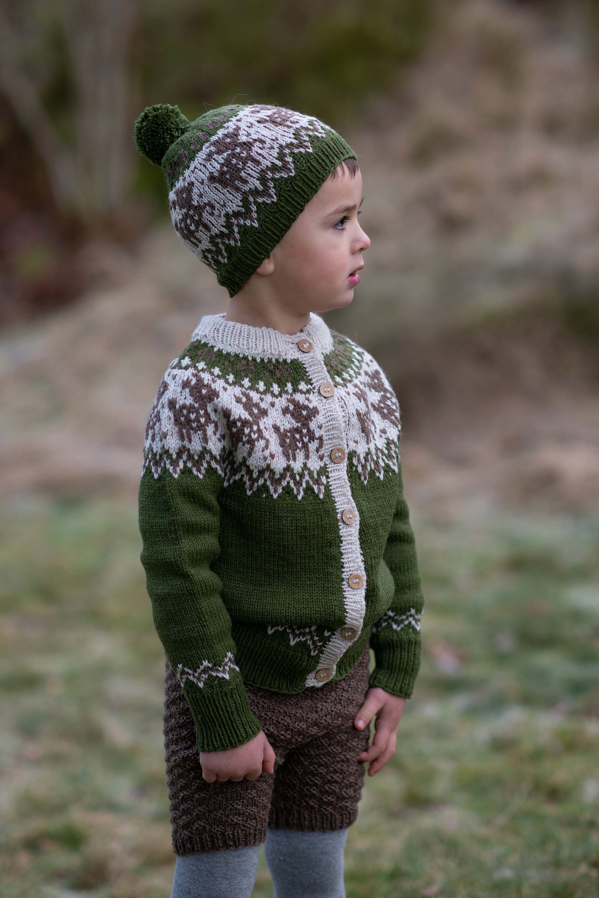 FAUNA cardigan og hue mørk oliven