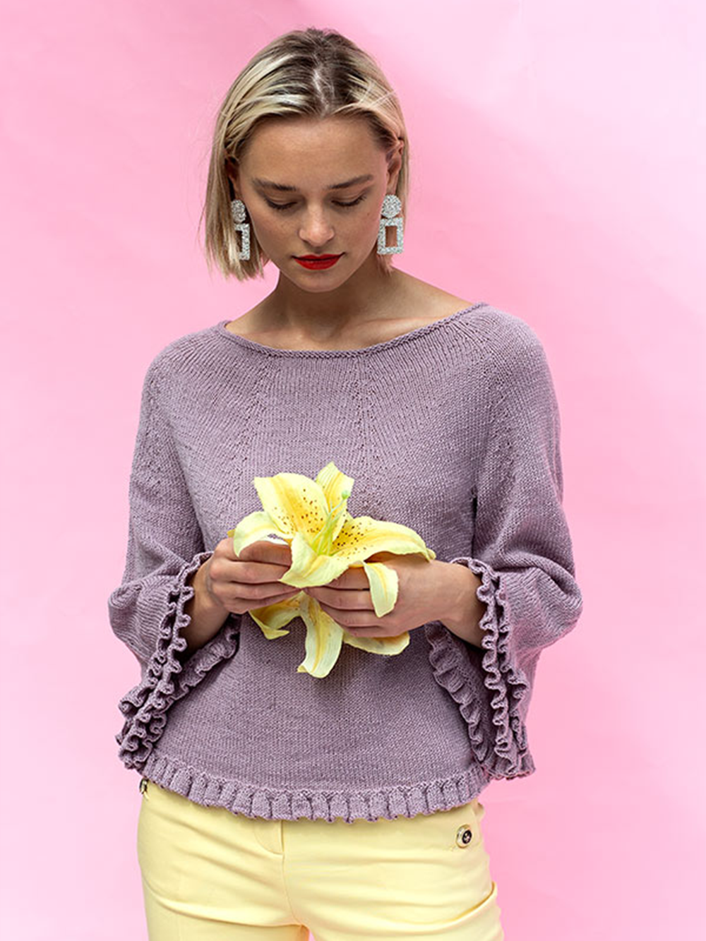 Kort bluse med flæser