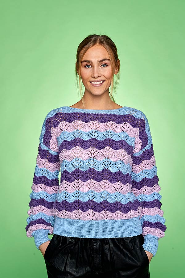 Sweater med bølgestriber