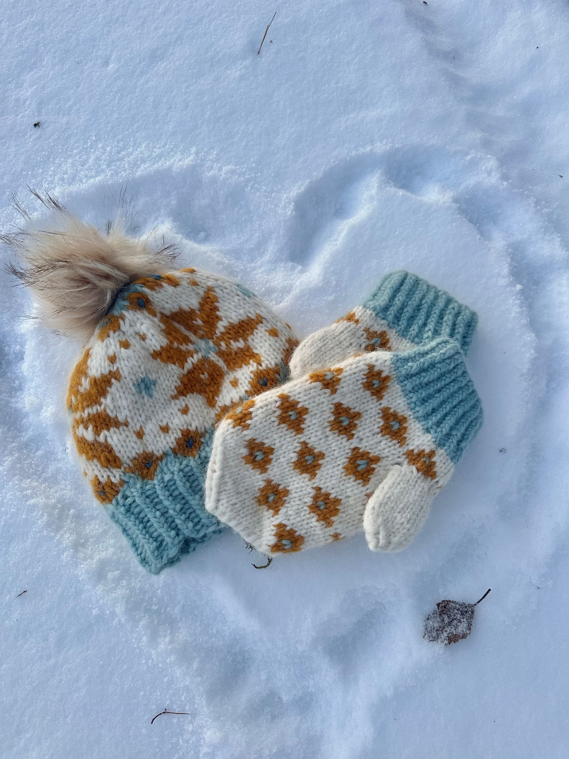 521E-10 Vinterstjerne hue og vanter fra nord