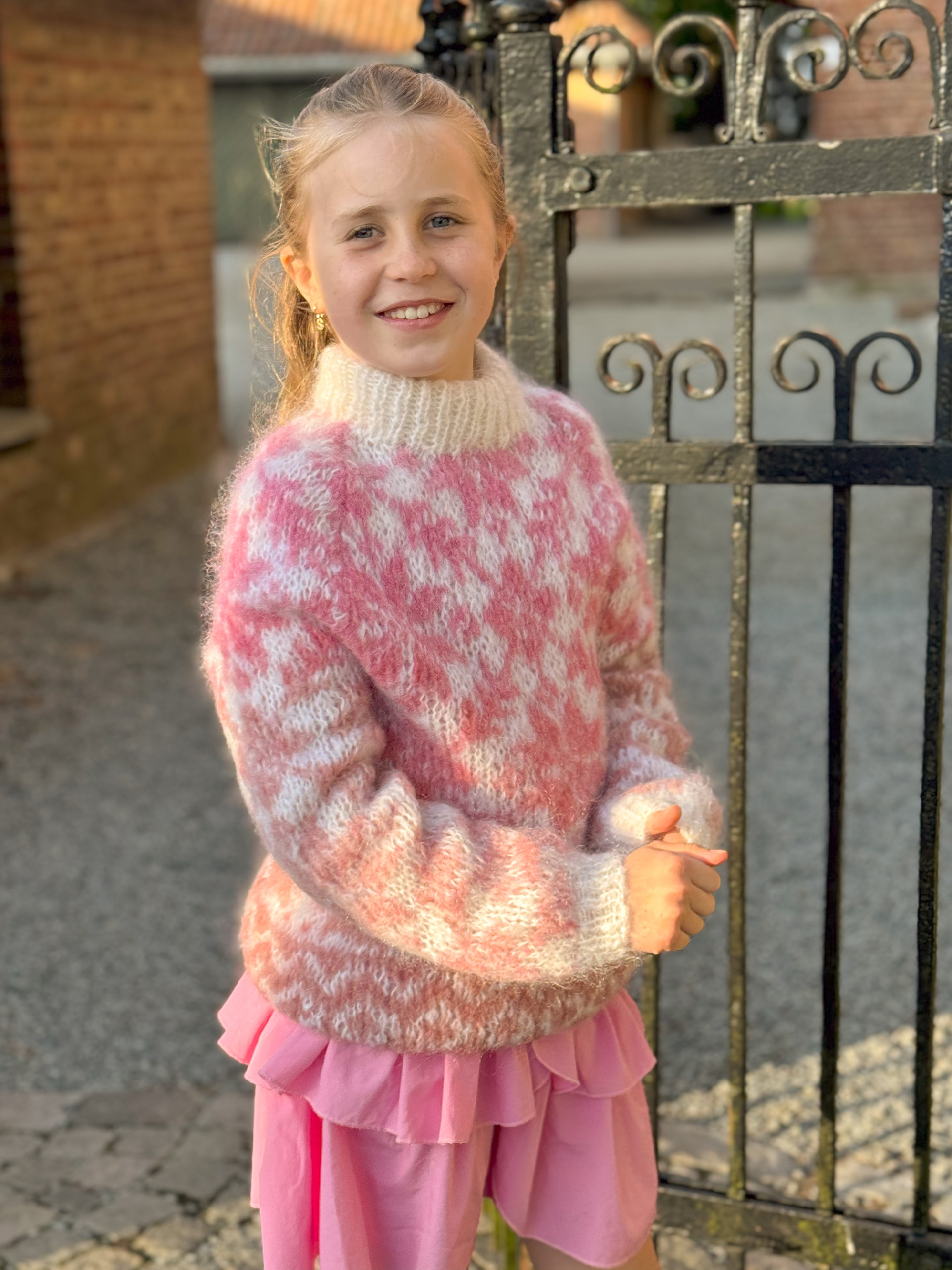 125-23 Carly børnesweater (Påfugl in Paris + Caness)