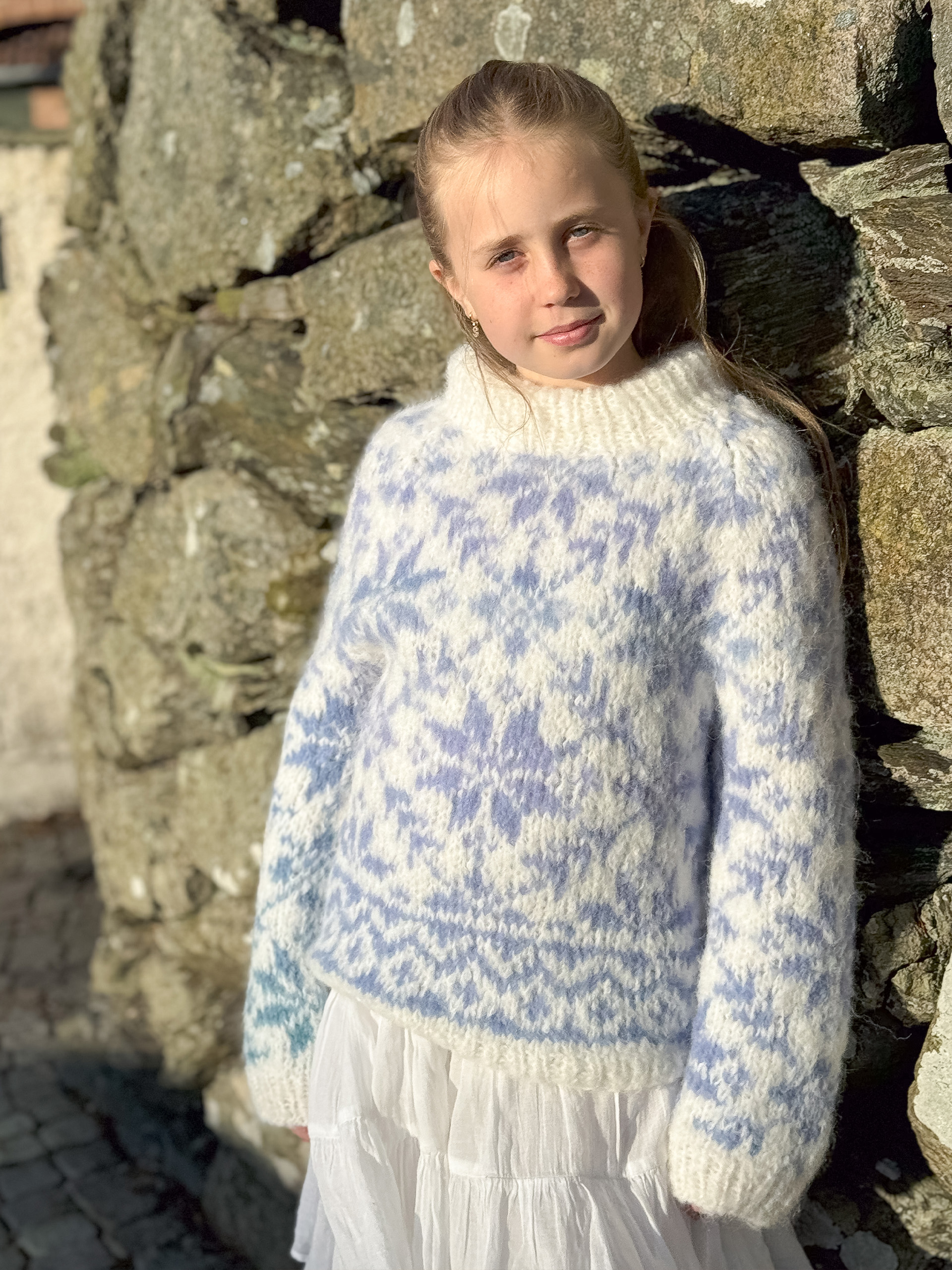 125-24 Carly børnesweater (Fnugg in Flerence + Caness)