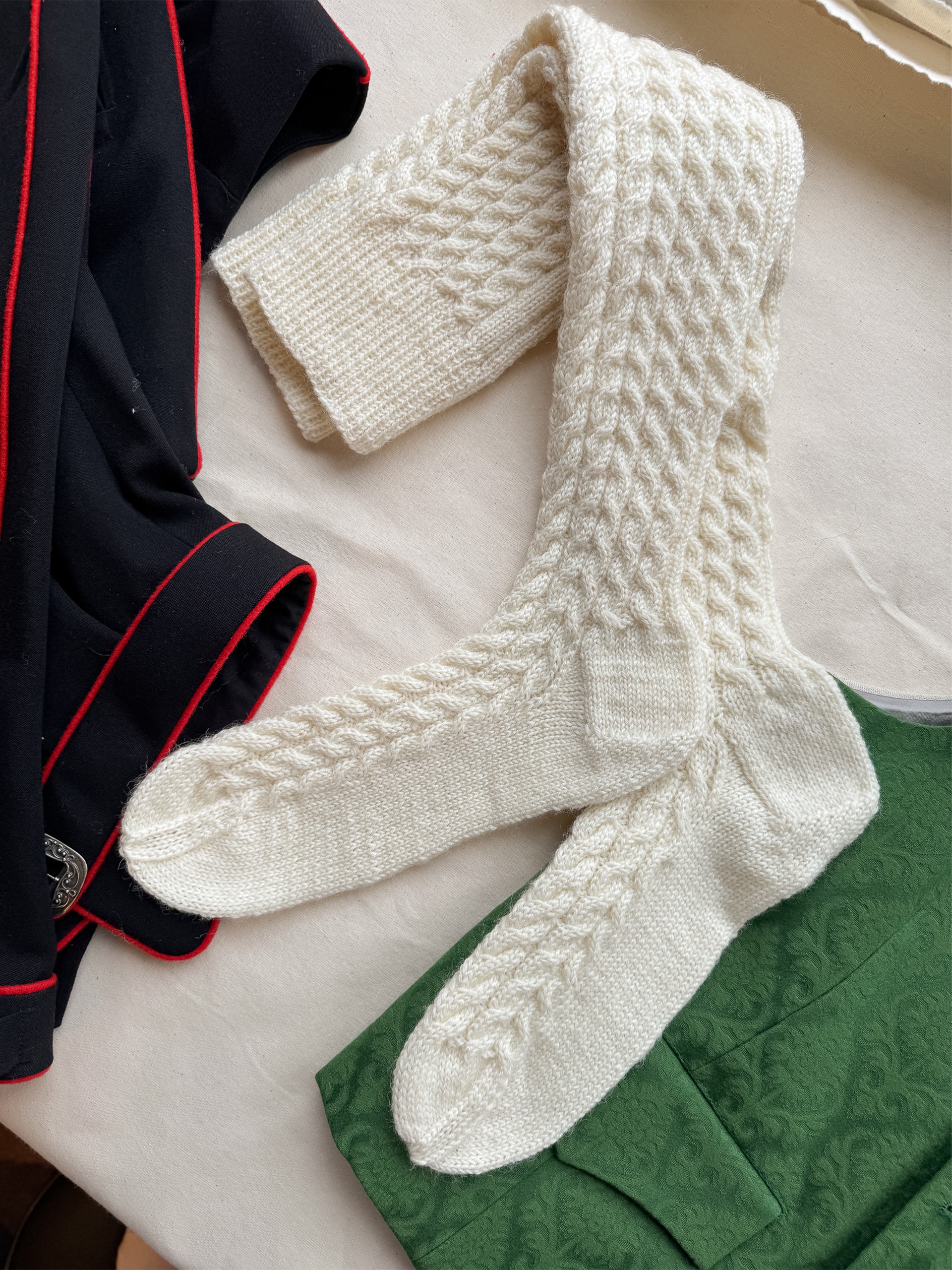 327-05 Bunadstrømper med fletter