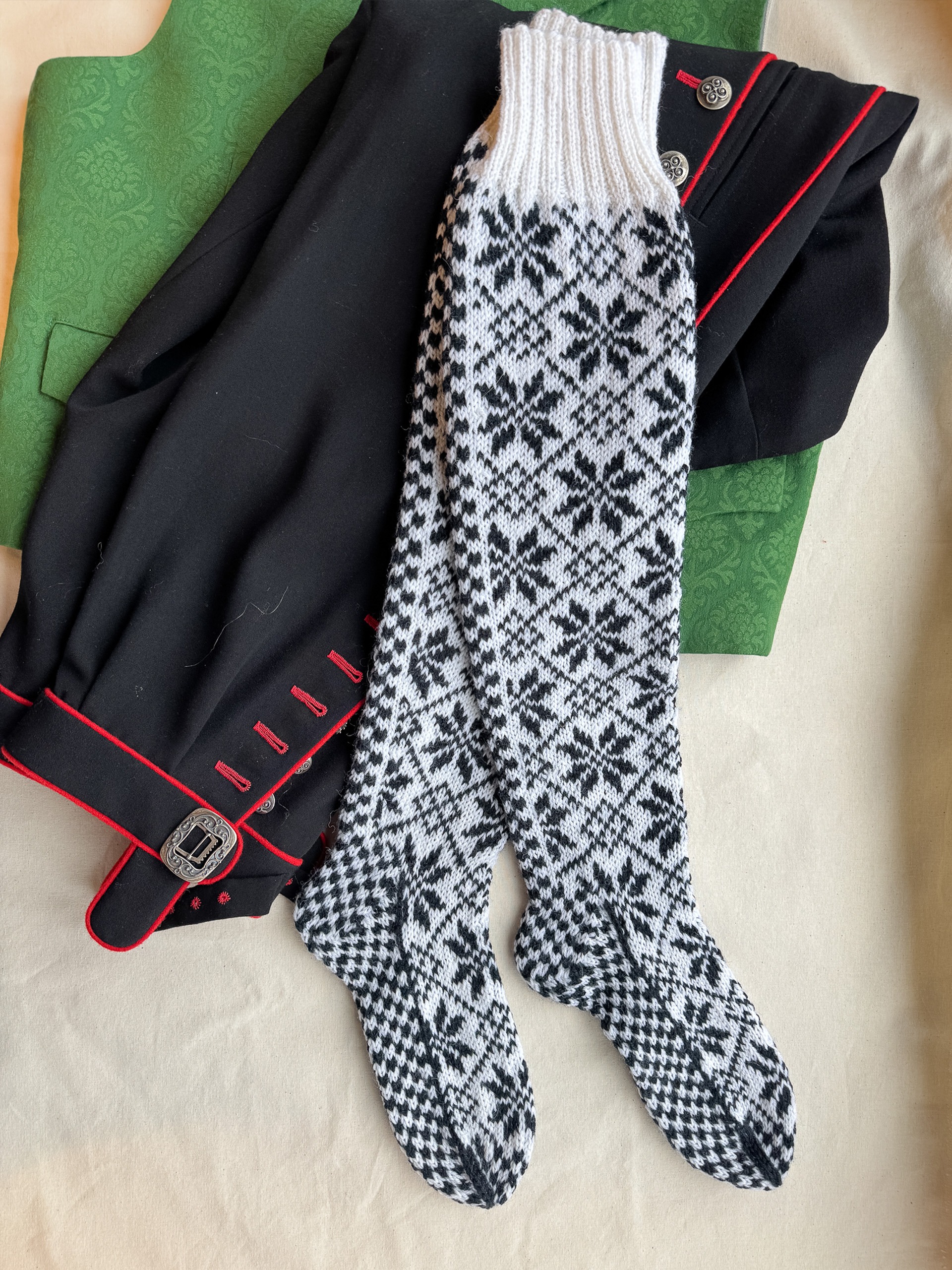 327-06 Bunadstrømper med stjerner